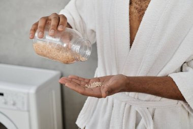 Evde dinlenirken eline banyo tuzu döküyordu..