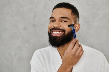 Neşeli bir adam sakin ve rahat bir ortamda traş olur ve kişisel zaman geçirir..