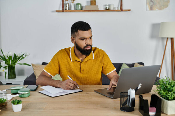 Стильный человек, сосредоточенный на задачах в своем домашнем рабочем пространстве, сочетающий в себе производительность и комфорт.