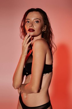 Kendine güvenen genç bir kadın şık iç çamaşırlarıyla zarafetini sergiliyor..