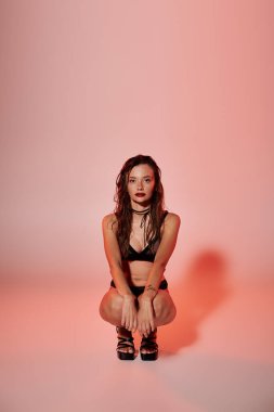 Genç bir kadın çekici iç çamaşırlarına olan güvenini gösteriyor..