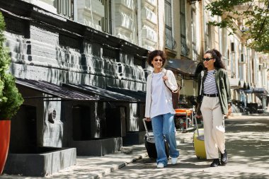 Neşeli bir çift, canlı bir Avrupa şehrinde dolaşır, bagajları ile güzelliğini keşfeder..