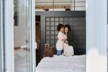 Mutlu bir çift, şık bir otel odasında gülüşlerini ve yakınlıklarını paylaşmaktan zevk alır..
