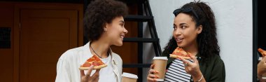 İki mutlu kadın, otel odalarında unutulmaz anılar yaratarak pizza ve sıcak içeceklerden hoşlanırlar..