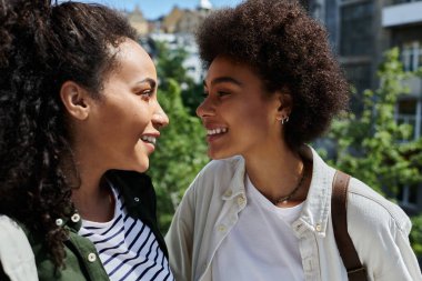 Mutlu bir çift, birlikte seyahat etmekten zevk alır. Yurtlarının balkonunda gülücüklerini paylaşırlar..