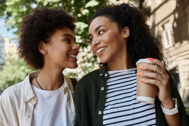 Mutlu bir çift, dışarıdaki yolculuklarının neşesini kucaklarken kahkaha ve kahveyi paylaşır..