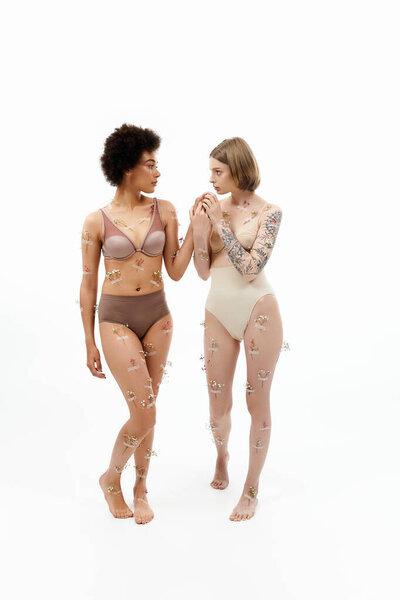 Пара акций нежные взгляды в мягко освещенном пространстве.