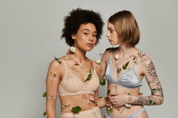 Любящая пара, украшенная цветами, соединяется в интимный момент радости.