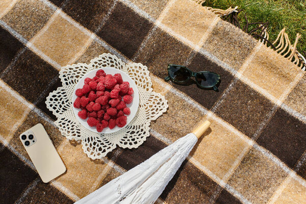 летний пикник в окружении красоты природы.