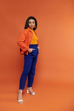 Kendine güvenen bir kadın moda anlayışını çarpıcı renklerle gösterir..