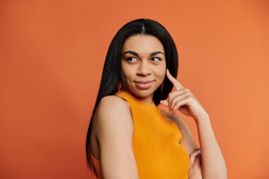 Bir kadın neşeli bir ifade sergilerken özgüven ve zarafet yayar..