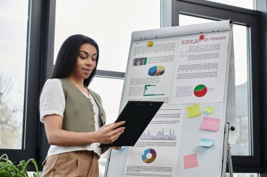 Analitik veriler üzerinde şık bir ofis ortamında sunum başlatılıyor.