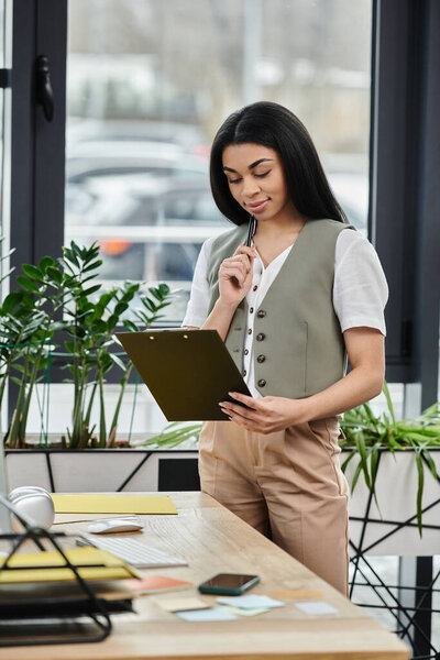 Уверенная женщина размышляет о важных нотах в окружении зелени.