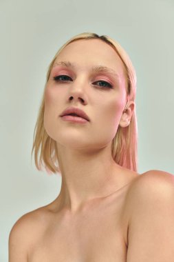 Çekici genç bir kadın, şık holografik kıyafetini özgüvenle sergiliyor..