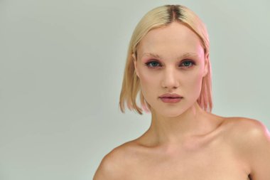 Güzel genç bir kadın, holografik aksanlı canlı ve modern bir görünüm sergiliyor..