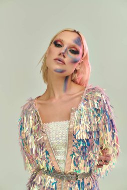 Güzel giyimli genç bir kadın eşsiz bir holografik moda yeteneği sergiliyor..