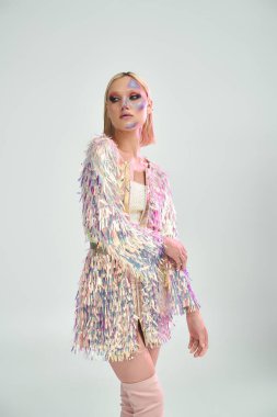 Genç bir kadın, holografik elementlerle canlı moda sanatını sergiliyor..