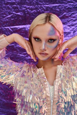 Kendine güvenen genç bir kadın moda ve çarpıcı holografik unsurlarını sergiliyor..
