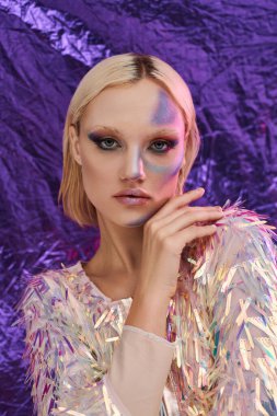 Güzel genç bir kadın, moda yeteneğini holografik detaylarla sergiliyor..