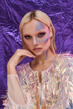 Genç bir kadın holografik aksanlarıyla moda anlayışını sergiliyor..