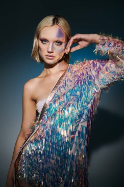 Tarz sahibi genç bir kadın çarpıcı makyajlı holografik moda sergiliyor..