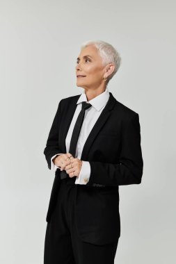 Şık bir kadın şık bir takım elbise giyerken kendine güvenir..