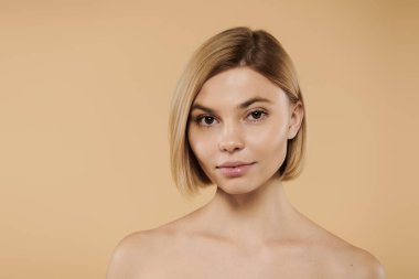 Genç bayan doğrudan kameraya bakıyor..