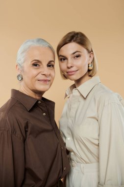 Sevgi dolu bir bağ bir anne ve kızın sıcaklığı ve tarzıyla birlikte parlar..