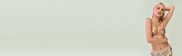 Сияющая молодая женщина обнимает моду с голографическим чутьем и уверенностью.