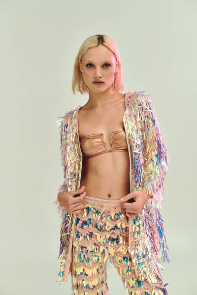 Стильная молодая женщина уверенно демонстрирует голографическую моду.