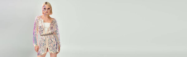 Стильная молодая женщина уверенно демонстрирует голографический ансамбль.