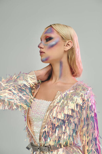 Стильная молодая женщина демонстрирует свой голографический наряд в увлекательной позе.