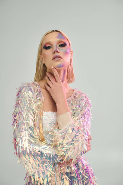 Модная молодая женщина демонстрирует свой уникальный стиль и уверенность.