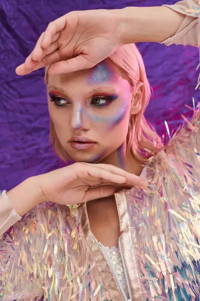 Genç bir kadın zarif bir şekilde poz verir ve holografik kıyafetinin altını çizer..