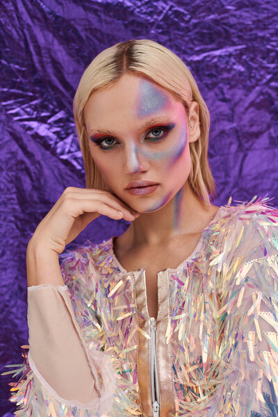 Молодая женщина демонстрирует свое чувство стиля с голографическими акцентами.