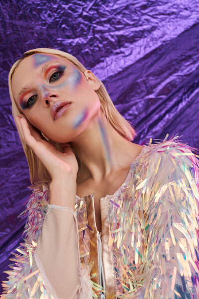 Молодая женщина демонстрирует шикарный наряд с голографическими деталями, излучающими красоту и творчество.