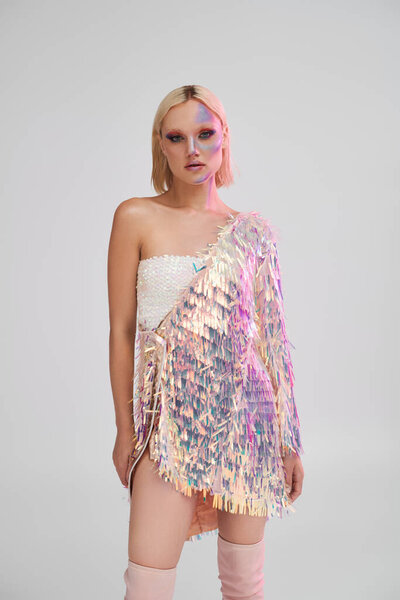 Женщина демонстрирует потрясающий голографический ансамбль, источающий уверенность и изящество.