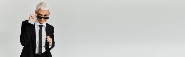 Красивая зрелая женщина демонстрирует свой стильный вид с уверенностью.