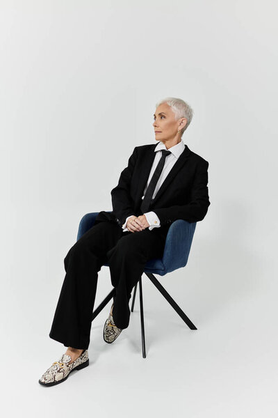 Зрелая женщина излучает уверенность в костюме и смелой обуви.