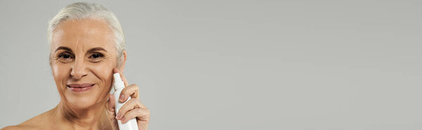 Взрослая женщина разделяет радостный момент во время ухода за собой.