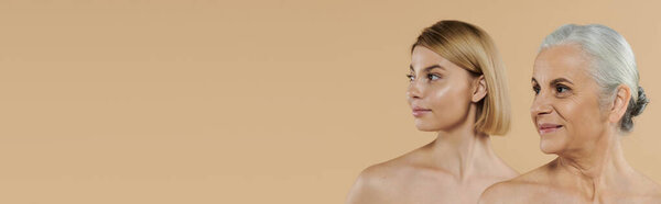 Гордые мать и дочь разделяют момент связи и красоты.