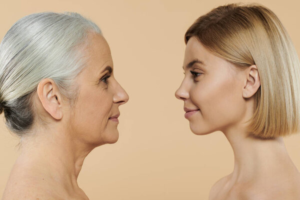 Взрослая женщина и ее взрослая дочь соединяются в сердечный момент.