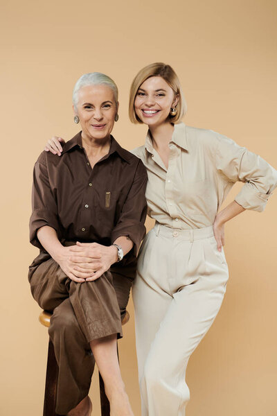 Две женщины разделяют радостный момент, излучающий тепло и связь.