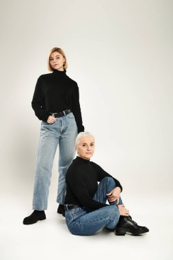 Anne ve kızı minimalist bir stüdyoda neşeli bir anı paylaşıyorlar..