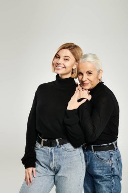 Bir anne ve kızı neşe dolu bir anı paylaşıyor, yakın bağlarını sergiliyorlar..