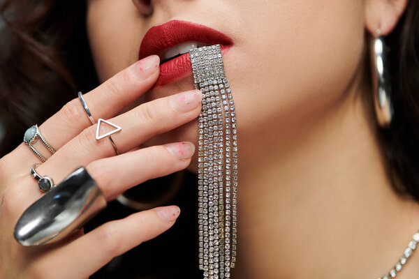 Яркая обстановка подчеркивает женскую красоту и изысканные украшения.