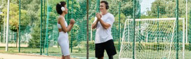 Dostlar açık havada spor yapmayı severler. Temiz havada spor yapmayı ve arkadaşlığı kutlarlar..