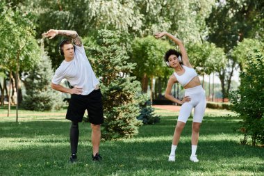 İki arkadaş dışarıda esneme egzersizleri yapıyor, spor ve arkadaşlığı kutluyorlar..