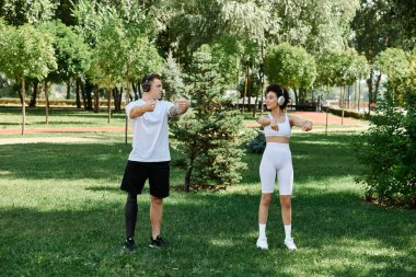 İki arkadaş, yemyeşil bir parkta antrenman yapıyor. Spor ve arkadaşlığın tadını çıkarıyorlar..