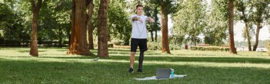Yeşil Park 'ta çalışan, yapay bacaklı, dövmeli genç bir adam online bir derse katılıyor.